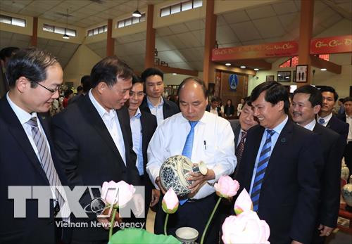Thủ tướng Nguyễn Xuân Phúc đến thăm Công ty cổ phần gốm Chu Đậu tại huyện Nam Sách, tỉnh Hải Dương. Ảnh: Thống Nhất –TTXVN Thủ tướng Nguyễn Xuân Phúc đến thăm Công ty cổ phần gốm Chu Đậu tại huyện Nam Sách, tỉnh Hải Dương. Ảnh: Thống Nhất –TTXVN