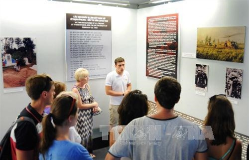 Du khách quốc tế tham quan Bảo tàng chứng tích chiến tranh. Ảnh: An Hiếu – TTXVN Du khách quốc tế tham quan Bảo tàng chứng tích chiến tranh. Ảnh: An Hiếu – TTXVN