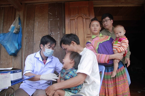 Cán bộ y tế dự phòng huyện Đam Rông tiêm chủng cho trẻ em và phụ nữ tại tiểu khu 179, xã Liêng S’rônh. Ảnh: Đặng Tuấn-TTXVN