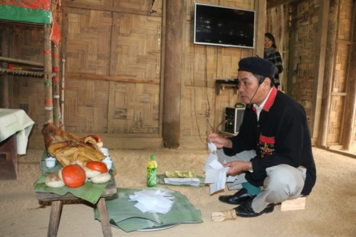 Thầy cúng Triệu Văn Lịch dâng cúng tiến vàng kính biếu tổ tiên . Thầy cúng Triệu Văn Lịch dâng cúng tiến vàng kính biếu tổ tiên .