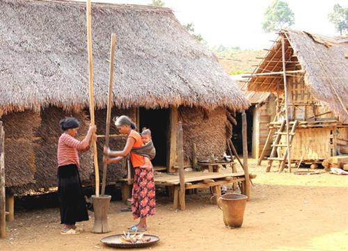 “Nào” - nơi thiêng của nhà Dài, để chiêng, ché quý. “Đor” - nơi hong lúa, bắp. Lễ làm rượu cần đãi khách. Trong không gian nhà Dài người Mạ. Bà Ka Dít với sản vật của núi rừng chuẩn bị đãi khách. Khung nhà Dài làm bằng gỗ, sàn lát tre, mái trong bằng lá mây rừng ngoài lợp tranh. Sinh hoạt hằng ngày của người Mạ bên nhà Dài. Già làng K’Diệp cùng trảy bắp với lũ trẻ trong làng. Bà cháu Giã lúa chày đôi. Bên nếp cửa nhà Dài.