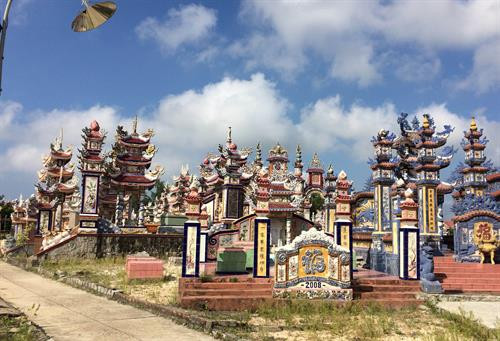 Những lăng mộ xây dựng có giá tiền tỷ ở làng An Bằng. Ảnh: Hồ Cầu -TTXVN Những lăng mộ xây dựng có giá tiền tỷ ở làng An Bằng. Ảnh: Hồ Cầu -TTXVN