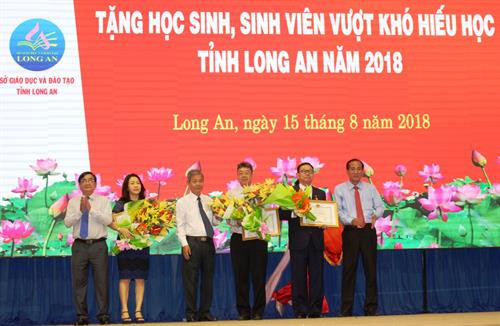 Trao bằng khen UBND tỉnh cho 1 tập thể, 2 cá nhân của Công ty 4 Oranges Co., Ltd có nhiều đóng góp trong hoạt động khuyến học, khuyến tài. Nguồn: Nguồn: Báo Long An online
