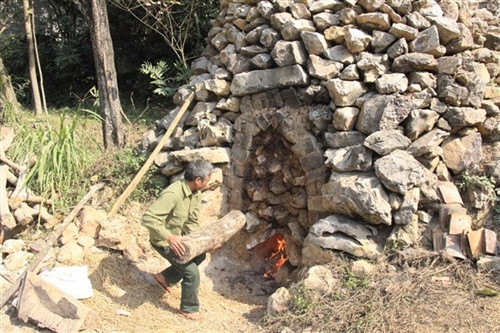 Ngói được nung trong lò thủ công khoảng 4 ngày, 4 đêm.