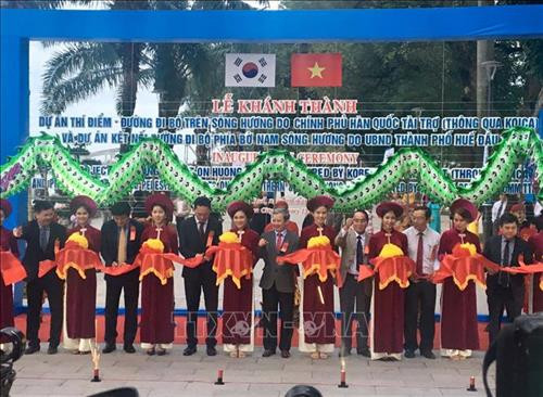 Các đại biểu cắt băng khánh thành công trình. Ảnh: Quốc Việt - TTXVN