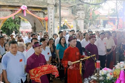 Nghệ nhân Phạm Hải Hậu, Thủ nhang đền Lảnh Giang thực hiện lễ cáo yết khai mạc lễ hội. Ảnh: Đại Nghĩa – TTXVN