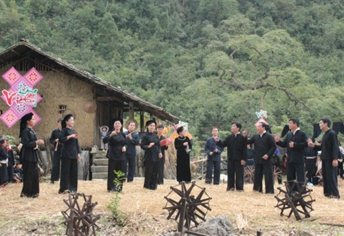 Hát đối đáp theo điệu Hà Lều “Mà dương tỉ Cọn Khang” (Về thăm làng rèn) của các nghệ nhân Cao Bằng trong chương trình "Làng Việt" tại xã Phúc Sen, huyện Quảng Uyên (Cao Bằng). Ảnh: Công Hải Hát đối đáp theo điệu Hà Lều “Mà dương tỉ Cọn Khang” (Về thăm làng rèn) của các nghệ nhân Cao Bằng trong chương trình "Làng Việt" tại xã Phúc Sen, huyện Quảng Uyên (Cao Bằng). Ảnh: Công Hải