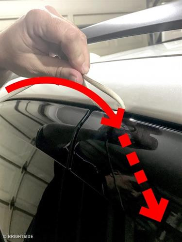 Dùng dây giày: Cách này có thể sẽ khá tốn thời gian và chỉ hiệu quả với những cửa xe sử dụng cơ chế khóa kéo. Cột một vòng dây giày lại nhẹ nhàng đẩy vào cửa. Sau đó quấn một vòng quanh khóa và kéo dây lên. Dùng dây giày: Cách này có thể sẽ khá tốn thời gian và chỉ hiệu quả với những cửa xe sử dụng cơ chế khóa kéo. Cột một vòng dây giày lại nhẹ nhàng đẩy vào cửa. Sau đó quấn một vòng quanh khóa và kéo dây lên.