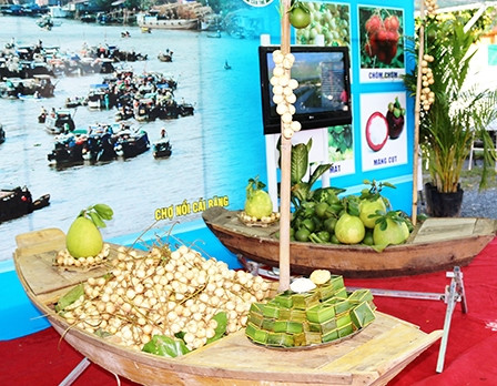 Mâm bánh phu thê (những chiếc bánh vuông, phía đuôi ghe) được trưng bày và thu hút nhiều du khách tại gian hàng du lịch Cần Thơ. Mâm bánh phu thê (những chiếc bánh vuông, phía đuôi ghe) được trưng bày và thu hút nhiều du khách tại gian hàng du lịch Cần Thơ.
