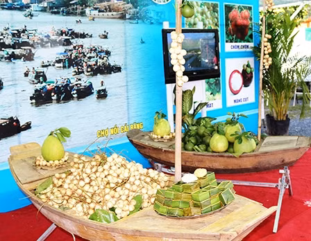 Mâm bánh phu thê (những chiếc bánh vuông, phía đuôi ghe) được trưng bày và thu hút nhiều du khách tại gian hàng du lịch Cần Thơ.