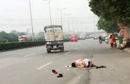 Thượng úy Đạt bị kéo lê gần 20m trên đường. Ảnh: vnexpress.net Thượng úy Đạt bị kéo lê gần 20m trên đường. Ảnh: vnexpress.net