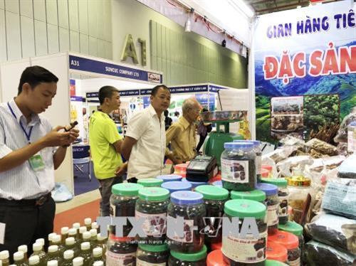 Khách tham quan tham khảo đặc sản của các địa phương. Ảnh: Mỹ Phương – TTXVN Khách tham quan tham khảo đặc sản của các địa phương. Ảnh: Mỹ Phương – TTXVN