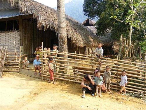 Thấy người lạ vào bản, phụ nữ và trẻ em ngơ ngác nhìn và cười