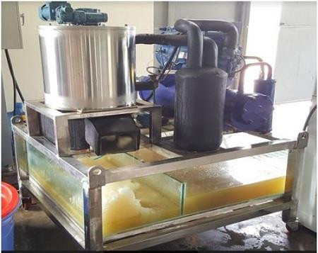 Máy làm đá tuyết từ nước biển do Việt Nam nghiên cứu chế tạo. Ảnh: baolangson.vn Máy làm đá tuyết từ nước biển do Việt Nam nghiên cứu chế tạo. Ảnh: baolangson.vn