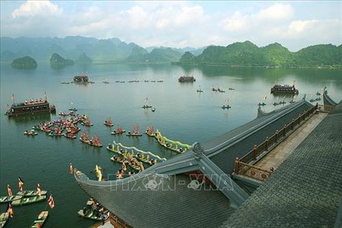 Không gian văn hóa nghệ thuật trên hồ Tam Chúc chào mừng thành công đại lễ Vesak 2019. Ảnh: Dương Giang – TTXVN Không gian văn hóa nghệ thuật trên hồ Tam Chúc chào mừng thành công đại lễ Vesak 2019. Ảnh: Dương Giang – TTXVN