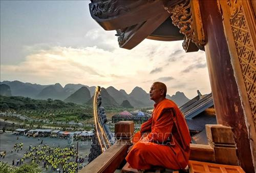 Một sư tăng ngắm cảnh đẹp kỳ vĩ của chùa Tam Chúc. Ảnh: Thành Đạt – TTXVN Một sư tăng ngắm cảnh đẹp kỳ vĩ của chùa Tam Chúc. Ảnh: Thành Đạt – TTXVN