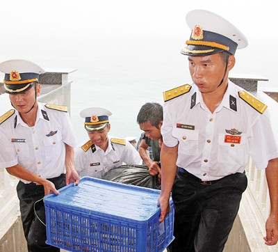 Câu cá đêm trên biển Trường Sa ảnh 7