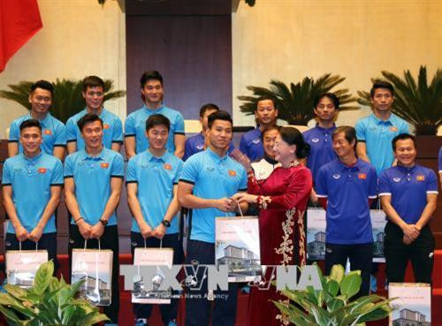 Chủ tịch Quốc hội Nguyễn Thị Kim Ngân tặng quà lãnh đạo, huấn luyện viên, các cầu thủ đội bóng U.23. Ảnh: Trọng Đức - TTXVN Chủ tịch Quốc hội Nguyễn Thị Kim Ngân tặng quà lãnh đạo, huấn luyện viên, các cầu thủ đội bóng U.23. Ảnh: Trọng Đức - TTXVN