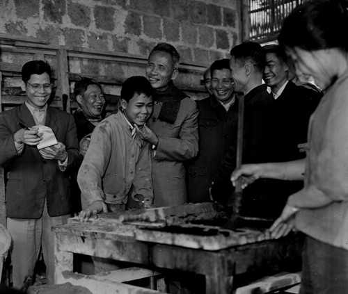 Thủ tướng Phạm Văn Đồng thăm xưởng sản xuất vật liệu xây dựng của sinh viên trường Đại học Bách Khoa Hà Nội (năm 1969). Ảnh: TTXVN