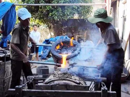 Những lò đúc đồng của làng Trà Đông luôn đỏ lửa từ cả nghìn năm trước cho tới ngày nay. Ảnh: baothanhhoa.com.vn