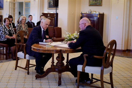 Tân Thủ tướng Australia Malcolm Turnbull (giữa) tuyên thệ nhậm chức trước Toàn quyền Peter Cosgrove (phải) ở Canberra ngày 15/9. AFP/ TTXVN