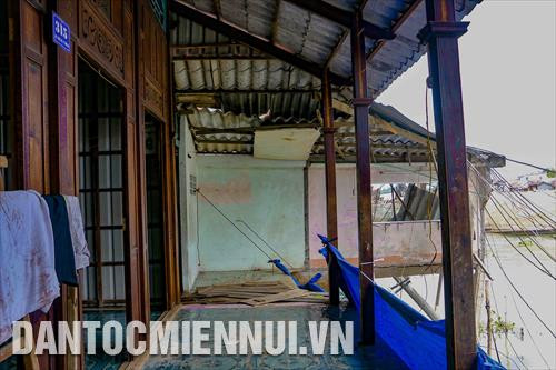 Vụ sạt lở “nuốt” mất con đường giao thông cặp bờ sông Ô Môn, lấn sâu vào hàng ba của ngôi nhà số 315, khu vực Thới Lợi. Trước đó ngôi nhà này cách bờ sông gần 10m.