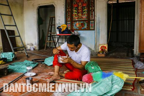 Anh Nguyễn Thanh Tùng, một trong 11 hộ dân bị ảnh hưởng bởi vụ sạt lở tranh thủ ăn cơm trưa trong căn phòng còn lại của ngôi nhà. Nửa căn nhà trước của anh Tùng đã bị sạt mất.