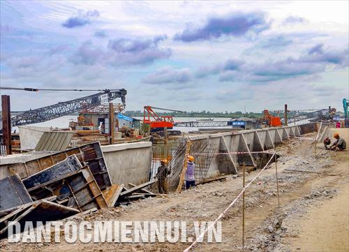 Đoạn bờ kè đang thi công để khắc phục sạt lở tại sông Ô Môn (khu vực Thới Lợi, phường Thới An, quận Ô Môn, thành phố Cần Thơ)