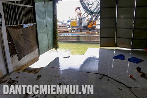 Chiếc sà lan của đơn vị thi công bờ kè đang chuẩn bị đóng cọc thì sạt lở xảy ra. Việc thi công phải tạm dừng để ngành chức năng khảo sát, khắc phục hậu quả.