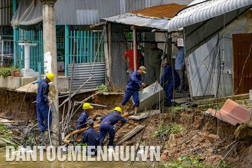 Trụ điện trung thế cấp điện cho khu vực Thới Lợi bị sạt lở sụp xuống sông. Người dân nơi đây phải chịu mất điện trong nhiều giờ trước khi ngành điện khắc phục