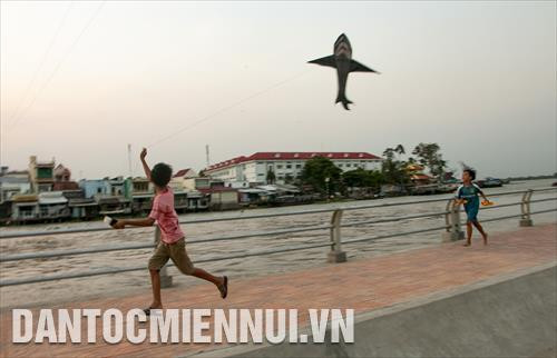 Hiện tại, các hộ dân ở vàm Thới An đã có thể yên tâm sinh sống như trước kia. Bờ kè cũng trở thành nơi vui chơi, thư giãn cho cả trẻ em và người lớn khu vực này vào mỗi buổi chiều.