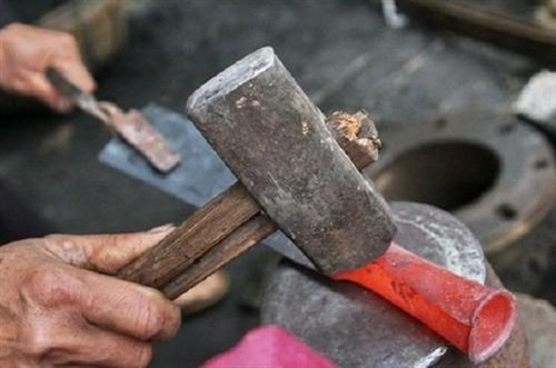 Tạo hình chuôi dao. Ảnh: dantri.com Tạo hình chuôi dao. Ảnh: dantri.com