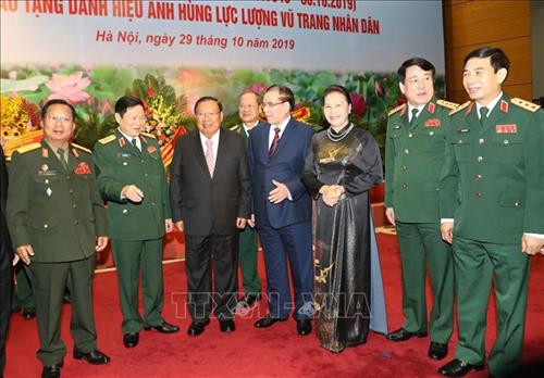 Chủ tịch Quốc hội Nguyễn Thị Kim Ngân, Tổng Bí thư, Chủ tịch nước CHDCND Lào Bounnhang Vorachith, nguyên Tổng Bí thư Nông Đức Mạnh và các đại biểu tại lễ kỷ niệm. Ảnh: Trọng Đức - TTXVN Chủ tịch Quốc hội Nguyễn Thị Kim Ngân, Tổng Bí thư, Chủ tịch nước CHDCND Lào Bounnhang Vorachith, nguyên Tổng Bí thư Nông Đức Mạnh và các đại biểu tại lễ kỷ niệm. Ảnh: Trọng Đức - TTXVN