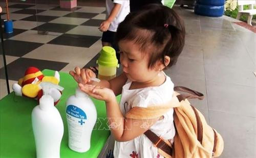 Các bé mầm non đã có ý thức trong việc rửa tay bằng nước sát khuẩn nhằm phòng trách dịch bệnh COVID-19. Ảnh: Võ Dung -TTXVN