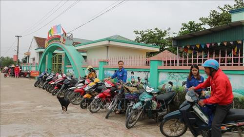 Lực lượng đoàn viên thanh niên xã Thạch Liên (Thạch Hà, Hà Tĩnh) tham gia sắp xếp xe với phụ huynh đến đón con. Ảnh: Hoàng Ngà - TTXVN Lực lượng đoàn viên thanh niên xã Thạch Liên (Thạch Hà, Hà Tĩnh) tham gia sắp xếp xe với phụ huynh đến đón con. Ảnh: Hoàng Ngà - TTXVN