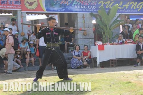 Màn biểu diễn thể hiện tinh thần thượng võ của đồng bào dân tộc Nùng. Ảnh: Hoàng Hải
