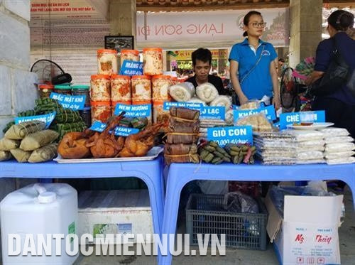 Chợ phiên giới thiệu những sản vật đặc trưng của xứ Lạng. Ảnh: Hoàng Hải