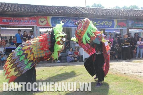 Màn biểu diễn múa sư tử mèo của đồng bào dân tộc Nùng. Ảnh: Hoàng Hải