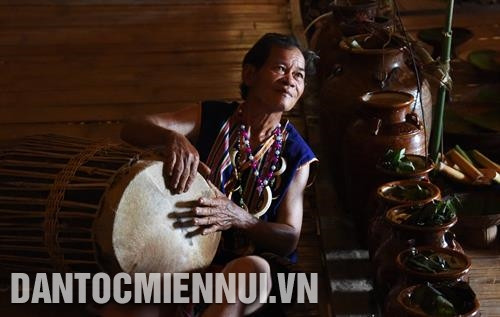 Già làng Gié-Triêng say sưa trong điệu trống. Ảnh: Tấn Vịnh Các già làng gặp nhau trong lễ kết nghĩa và chuẩn bị hát lý. Ảnh: Tấn Vịnh Già làng Gié-Triêng say sưa trong điệu trống. Ảnh: Tấn Vịnh Các già làng gặp nhau trong lễ kết nghĩa và chuẩn bị hát lý. Ảnh: Tấn Vịnh