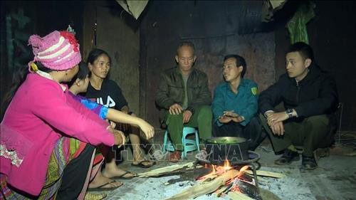 Tuyên truyền cho phụ nữ vùng cao Sơn La về thủ đoạn của tội phạm buôn bán người. Ảnh: Hữu Quyết - TTXVN Tuyên truyền cho phụ nữ vùng cao Sơn La về thủ đoạn của tội phạm buôn bán người. Ảnh: Hữu Quyết - TTXVN