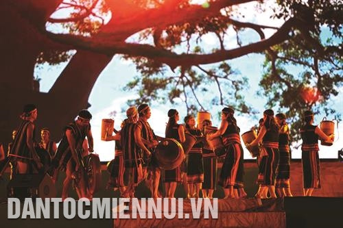 Đêm hội diễn tấu cồng chiêng với chủ đề “Bản sắc trong thế giới hội nhập” thu hút đông đảo nghệ nhân đến từ 5 tỉnh Tây Nguyên tham dự.