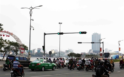 Hệ thống 2 camera hiện đại giúp giám sát giao thông được lắp đặt tại điểm giao thông đường Bạch Đằng - Nguyễn Văn Linh - cầu Rồng.