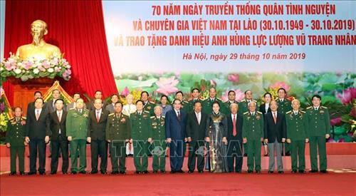 Chủ tịch Quốc hội Nguyễn Thị Kim Ngân, Tổng Bí thư, Chủ tịch nước CHDCND Lào Bounnhang Vorachith, nguyên Tổng Bí thư Nông Đức Mạnh và các đại biểu tại lễ kỷ niệm. Ảnh: Trọng Đức - TTXVN Chủ tịch Quốc hội Nguyễn Thị Kim Ngân, Tổng Bí thư, Chủ tịch nước CHDCND Lào Bounnhang Vorachith, nguyên Tổng Bí thư Nông Đức Mạnh và các đại biểu tại lễ kỷ niệm. Ảnh: Trọng Đức - TTXVN