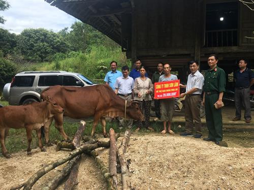Hội nạn nhân chất độc da cam/dioxin tỉnh Hà Giang trao tặng bò giống cho gia đình ông Nguyễn Đức Linh thôn Chung xã Việt Lâm. Ảnh: hagiangtv.vn