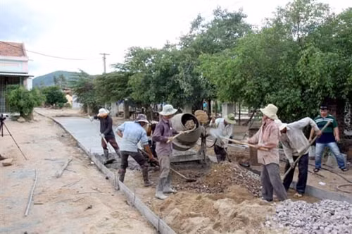 Công trình đường giao thông nông thôn xã Bình Nghi (huyện Tây Sơn) được triển khai đồng bộ theo tiêu chí nông thôn mới. Ảnh: Đình Huệ/TTXVN