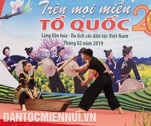 Tiết mục múa "Giã bánh dầy" của đồng bào Mông chào mừng ngày hội. Ảnh: Hoàng Hải Tiết mục múa "Giã bánh dầy" của đồng bào Mông chào mừng ngày hội. Ảnh: Hoàng Hải