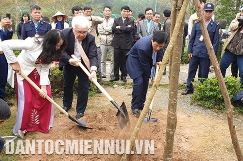 Các đồng chí lãnh đạo trồng cây lưu niệm tại khu nhà của đồng bào dân tộc Tà Ôi. Ảnh: Hoàng Hải Các đồng chí lãnh đạo trồng cây lưu niệm tại khu nhà của đồng bào dân tộc Tà Ôi. Ảnh: Hoàng Hải