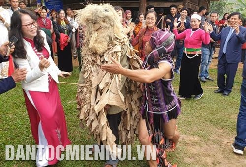 Các đồng chí lãnh đạo tham gia vui múa hát cùng bà con đồng bào dân tộc. Ảnh: Hoàng Hải Các đồng chí lãnh đạo tham gia vui múa hát cùng bà con đồng bào dân tộc. Ảnh: Hoàng Hải