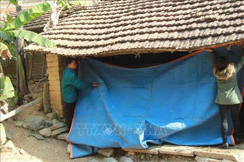 Chuồng trại vật nuôi được người dân quây phủ bạt kín tránh gió lùa. Ảnh: Quang Duy - TTXVN Chuồng trại vật nuôi được người dân quây phủ bạt kín tránh gió lùa. Ảnh: Quang Duy - TTXVN