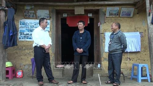 Anh Ly Chá Phìn (người đứng giữa), Trưởng thôn Lũng Thầu, xã Sà Phìn, huyện Đồng Văn (Hà Giang) cùng cán bộ huyện, xã đi thăm hỏi một số gia đình trong thôn Lũng Thàu. Ảnh: Nguyễn Chiến Anh Ly Chá Phìn (người đứng giữa), Trưởng thôn Lũng Thầu, xã Sà Phìn, huyện Đồng Văn (Hà Giang) cùng cán bộ huyện, xã đi thăm hỏi một số gia đình trong thôn Lũng Thàu. Ảnh: Nguyễn Chiến